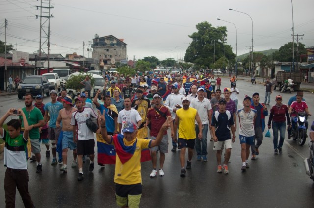 Los jovenes que caminaban desde San Cristobal hacia Caracas  (14)