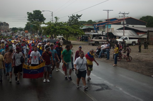 Los jovenes que caminaban desde San Cristobal hacia Caracas  (15)