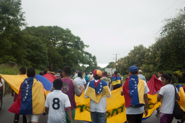 Los jovenes que caminaban desde San Cristobal hacia Caracas  (18)