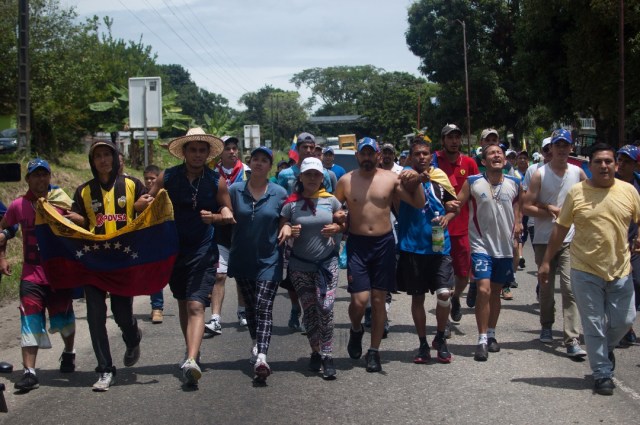 Los jovenes que caminaban desde San Cristobal hacia Caracas  (19)