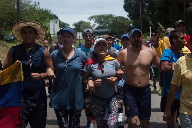 Los jovenes que caminaban desde San Cristobal hacia Caracas  (20)