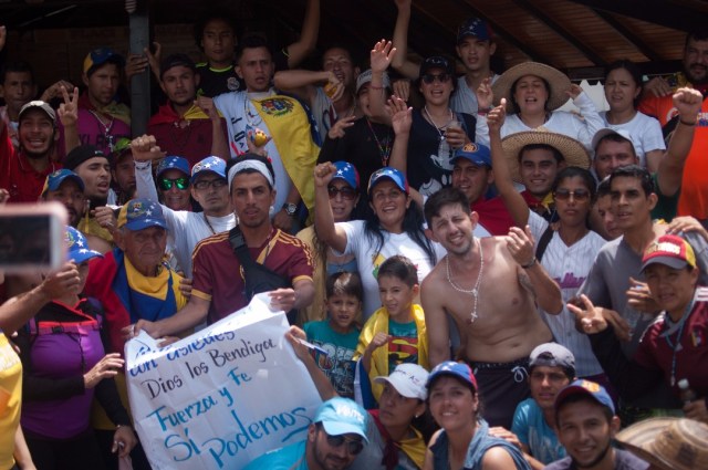 Los jovenes que caminaban desde San Cristobal hacia Caracas  (21)