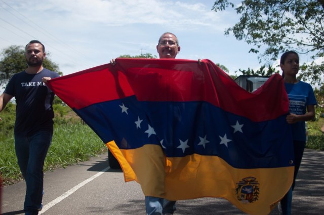 Los jovenes que caminaban desde San Cristobal hacia Caracas  (22)