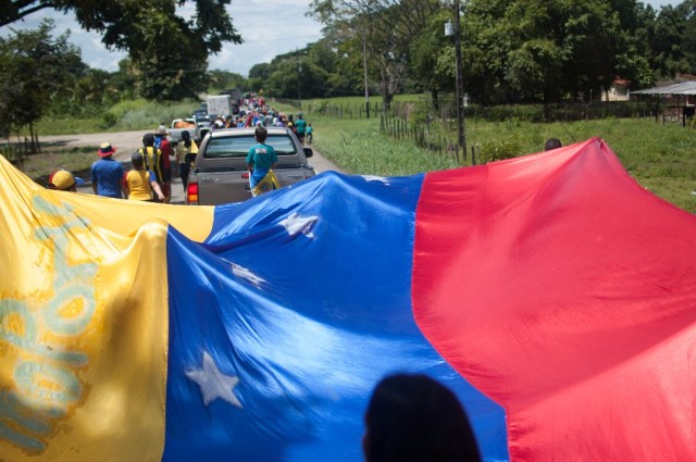 Los jovenes que caminaban desde San Cristobal hacia Caracas  (23)