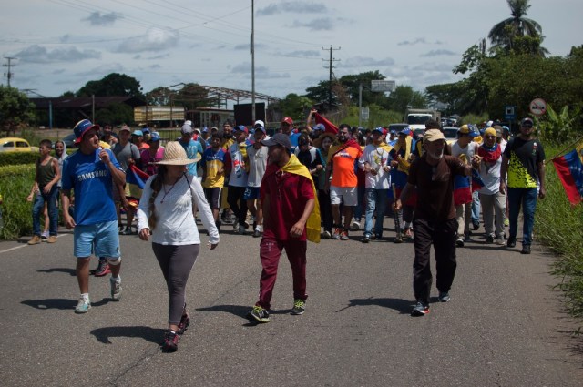 Los jovenes que caminaban desde San Cristobal hacia Caracas  (24)