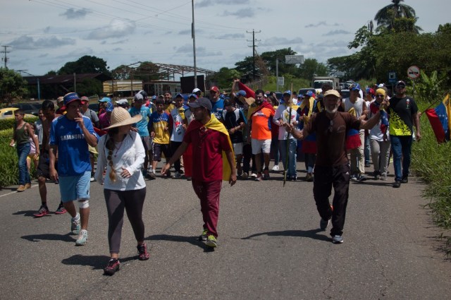 Los jovenes que caminaban desde San Cristobal hacia Caracas  (25)