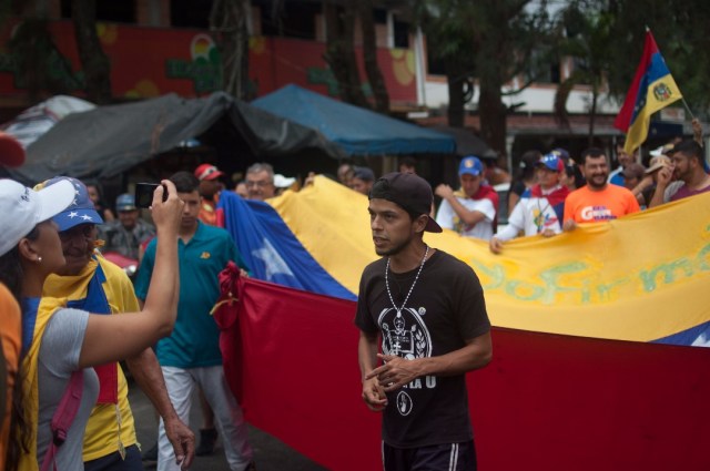 Los jovenes que caminaban desde San Cristobal hacia Caracas  (7)