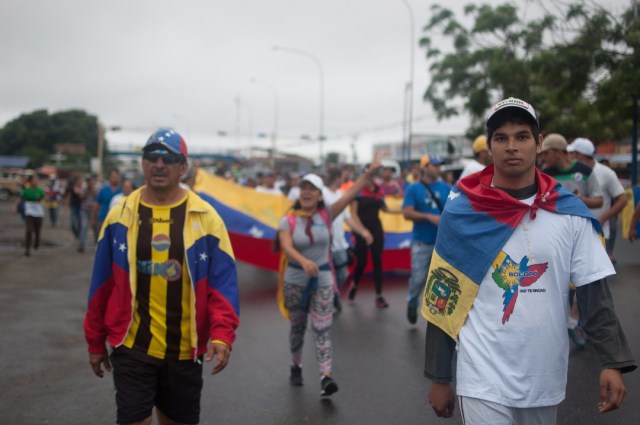 Los jovenes que caminaban desde San Cristobal hacia Caracas  (8)