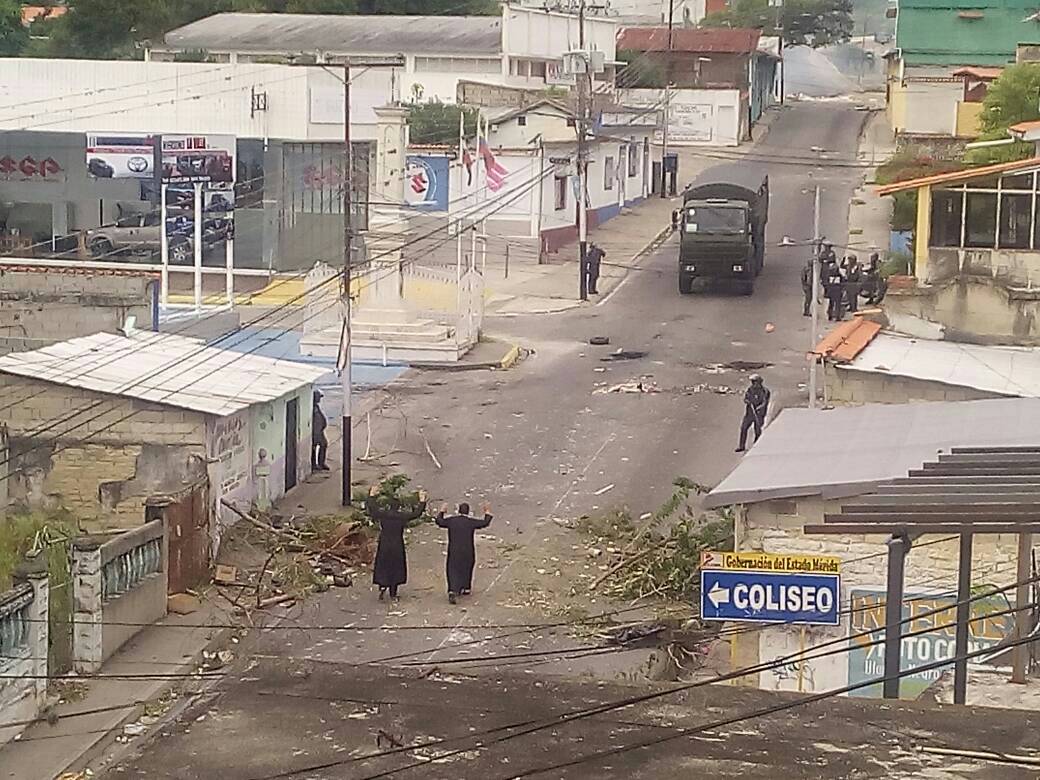 Sacerdotes tratan de mediar ante fuerte represión en Mérida #30Jul