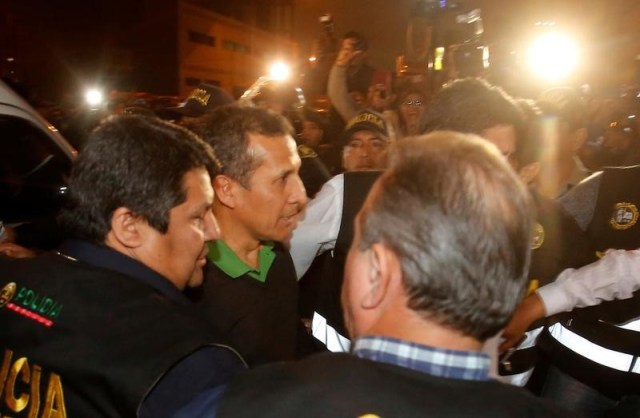 El expresidente peruano Ollanta Humala se entregó el jueves a la justicia que ordenó su prisión preventiva durante 18 meses acusado de lavado de activos, decisión que lo convirtió en el primer exgobernante de América Latina bajo arresto por su relación con los casos de corrupción de la brasileña Odebrecht. En la imagen, Humala escoltado por la policía a su llegada al Palacio de Justicia, donde será retenido antes de su traslado a una prisión en Lima, el 13 de julio de 2017. REUTERS/El Comercio