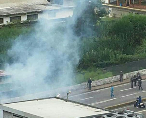 GNB reprime con lacrimógenas a manifestantes en San Antonio de los Altos / Foto: Daniel Murolo