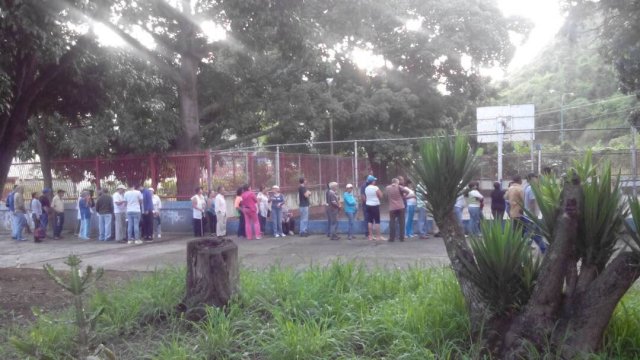 Electores de Ruíz Pineda ya se encuentran haciendo la cola para participar en la consulta popular / Foto: @rgalviz70