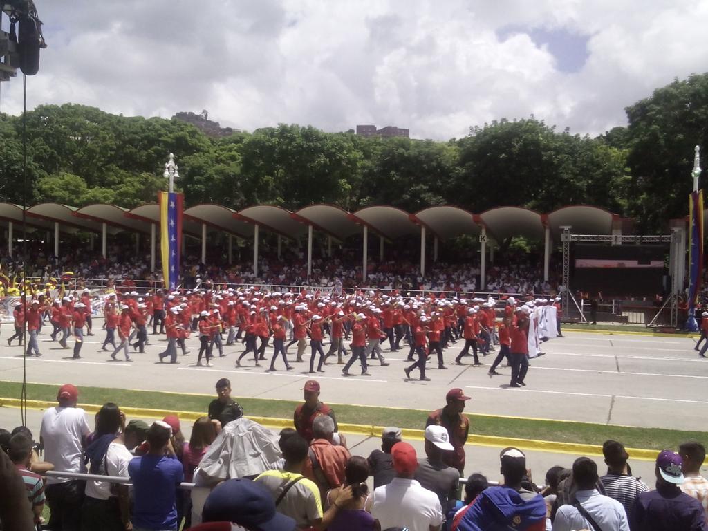 ¡Con vista a la Izquier! Maduro cambió la tribuna presidencial en Los Próceres