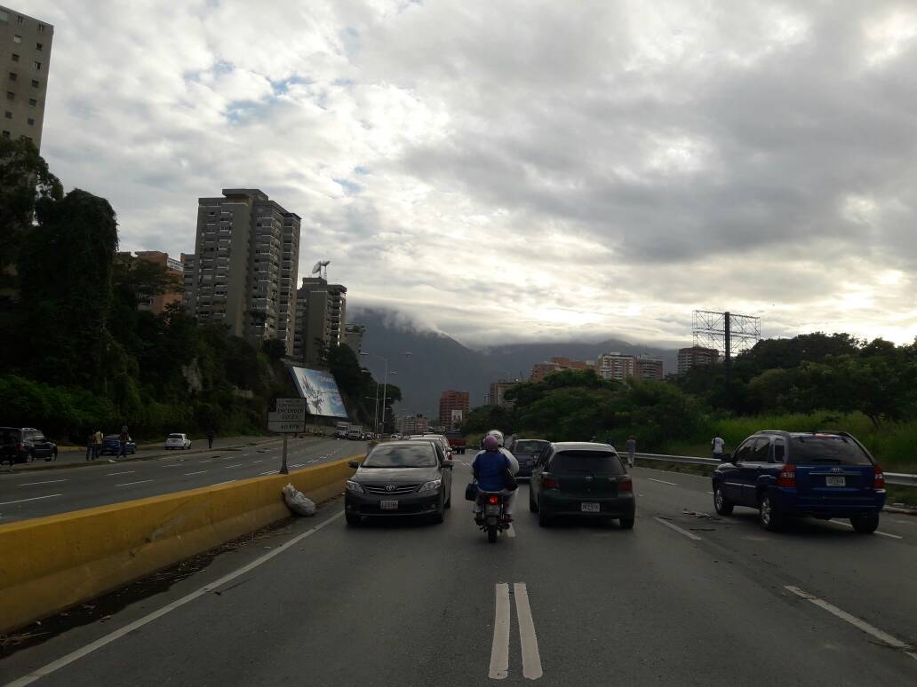 10 am: Trancan otra vez la autopista Prados del Este