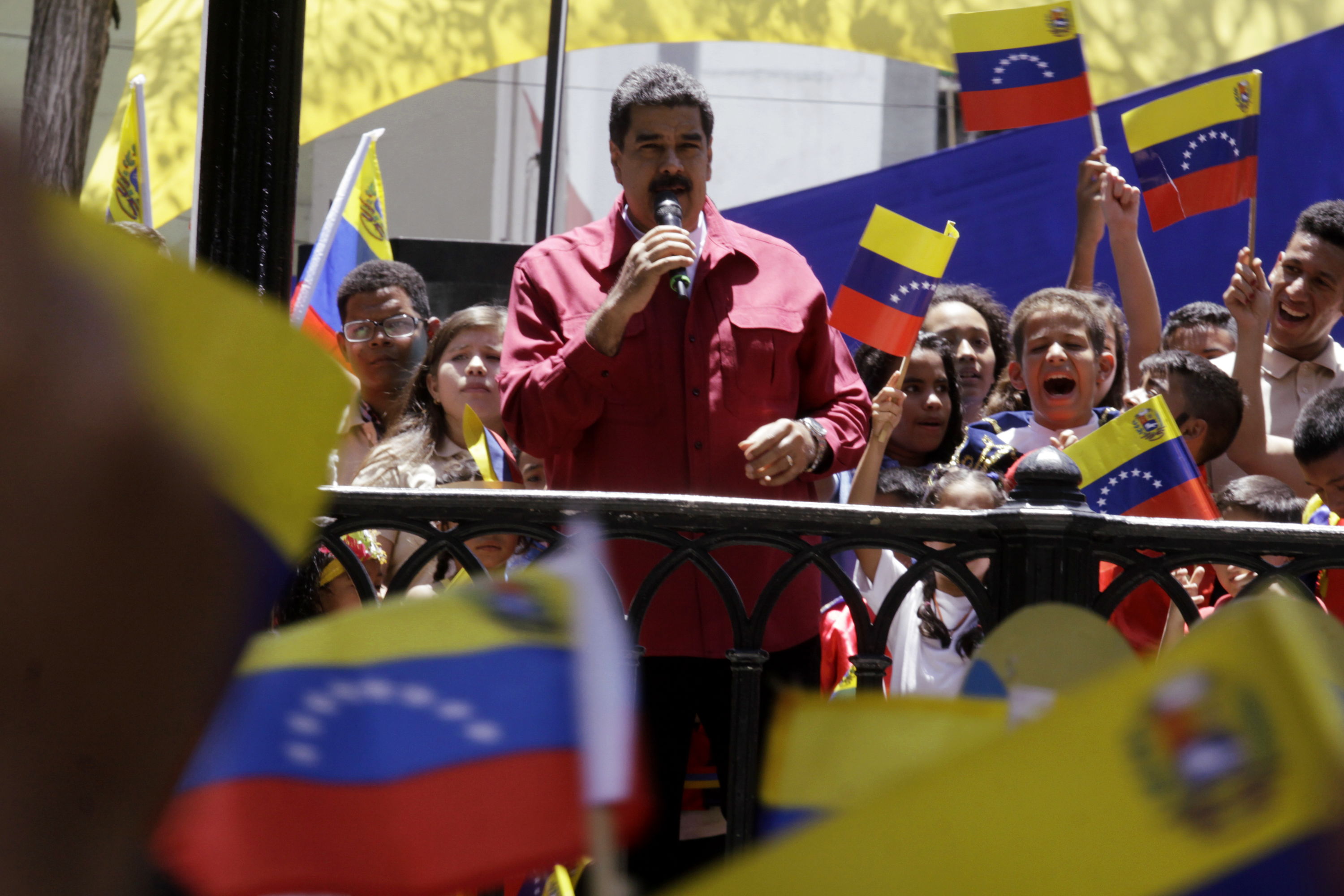 Maduro ordena sancionar a directores de colegios que cerraron por protestas