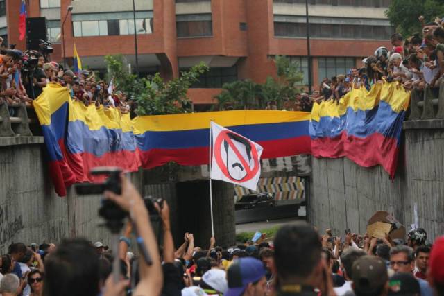 La vigilia en honor a los libertadores caídos: Del inicio a la represión Foto: Will Jiménez / LaPatilla.com