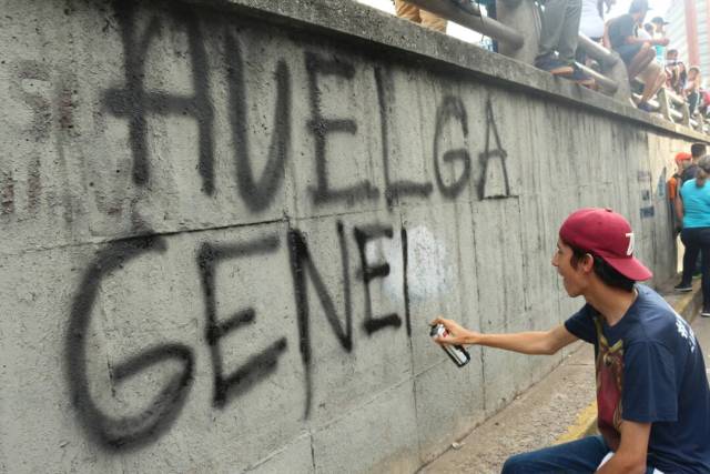 La vigilia en honor a los libertadores caídos: Del inicio a la represión Foto: Will Jiménez / LaPatilla.com