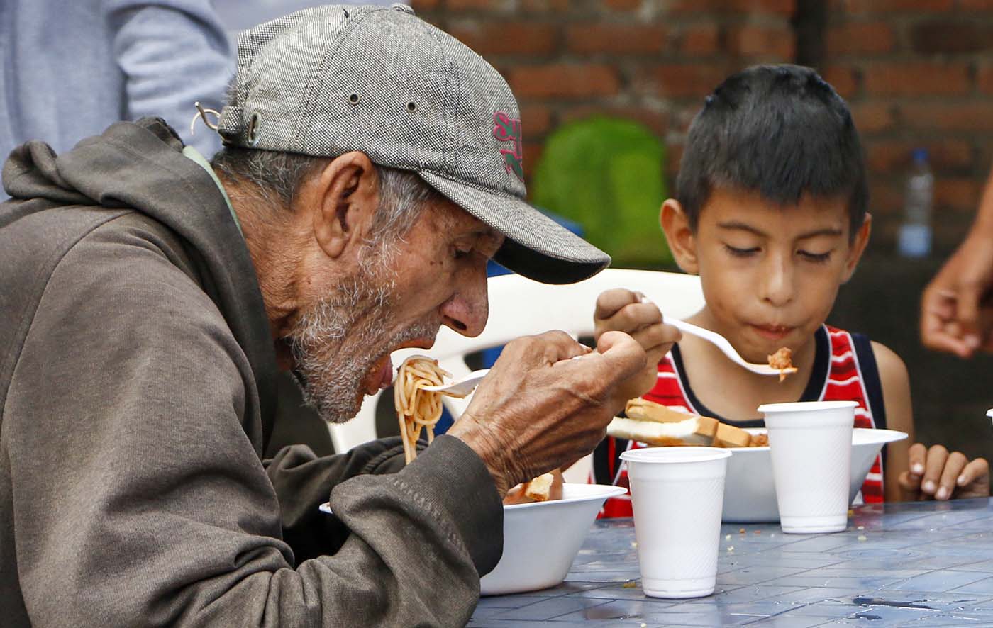 Agricultores colombianos reúnen alimentos para venezolanos que pasan frontera