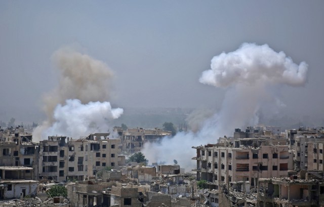 Smoke billows following a reported air strike by Syrian government forces in the rebel-held parts of the Jobar district, on the eastern outskirts of the Syrian capital Damascus, on August 9, 2017. / AFP PHOTO / Ammar SULEIMAN