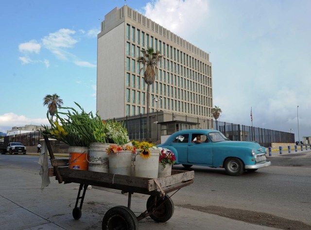 (FILES) This file photo taken on December 17, 2015 shows a cart with flowers next to the US Embassy in Havana. No fewer than 16 Americans were hurt in what has previously been dubbed an acoustic attack on the US mission in Cuba, the State Department said on August 24, 2017. Spokeswoman Heather Nauert told reporters that the attacks appear to have ceased, but that several US government employees required treatment."We can confirm that at least 16 US government employees, members of our embassy community, have experienced some kind of symptoms," she said.  / AFP PHOTO / YAMIL LAGE