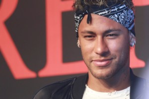 Neymar firma un contrato de cinco años con el París SG