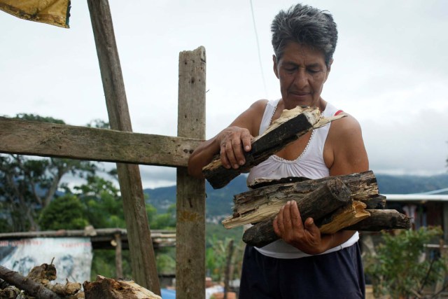 Maria Garcia carries firewood at her house in San Cristobal, Venezuela August 5, 2017. Picture taken August 5, 2017. REUTERS/Luis Parada