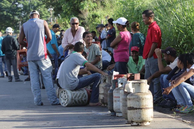 People queue as they try to buy gas cylinders in Puerto Ordaz, Venezuela August 8, 2017. Picture taken August 8, 2017. REUTERS/William Urdaneta