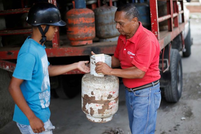 A man buys a gas cylinder at a distribution point in Caracas, Venezuela August 8, 2017. Picture taken August 8, 2017. REUTERS/Andres Martinez Casares