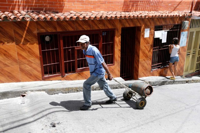 A man pulls a wheelbarrow loaded with a gas cylinder in Caracas, Venezuela August 8, 2017. Picture taken August 8, 2017. REUTERS/Andres Martinez Casares