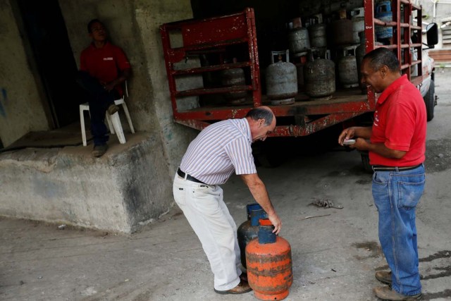 A man buys gas cylinders at a distribution point in Caracas, Venezuela August 8, 2017. Picture taken August 8, 2017. REUTERS/Andres Martinez Casares