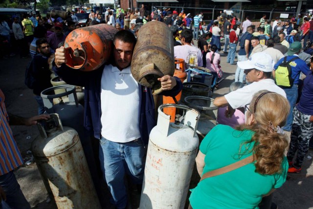 People queue as they try to buy gas cylinders at a distribution point San Cristobal, Venezuela August 3, 2017. Picture taken August 3, 2017. REUTERS/Luis Parada
