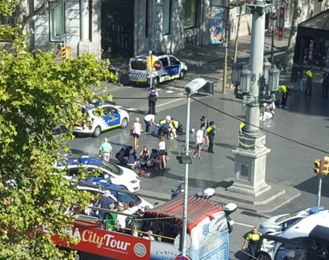 Imagen obtenida de redes sociales y cedida a Reuters de transeúntes, policías y servicios de emergencia atendiendo a heridos luego de que una furgoneta atropellara a decenas de personas en avenida Las Ramblas en Barcelona, España, ago 17, 2017. Courtesy of @Vil_Music/via REUTERS Imagen de uso no comercial, ni de ventas, ni de archivo. Solo para uso editorial. No está disponible para su venta en marketing o en campañas publicitarias. Esta fotografía fue entregada por un tercero y es distribuida, exactamente como fue recibida por Reuters, como un servicio para sus clientes.