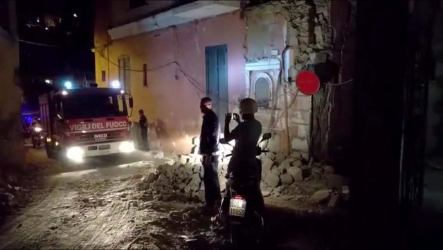Emergency services are seen after an earthquake hit the island of Ischia, off the coast of Naples, Italy August 21, 2017 in this still image taken from video. MANDATORY CREDIT REUTERS/Vincenzo Precisano ATTENTION EDITORS - THIS IMAGE HAS BEEN SUPPLIED BY A THIRD PARTY. NO RESALES. NO ARCHIVE. MANDATORY CREDIT. MUST ON SCREEN COURTESY Vincenzo Precisano