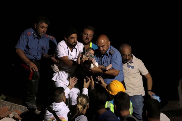 Italian Carabinieri police officer and a doctor carry a child after an earthquake hit the island of Ischia, off the coast of Naples, Italy August 22, 2017. REUTERS/Antonio Dilaurenzo NO RESALES. NO ARCHIVE