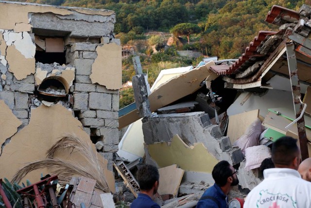 Collapsed houses are seen after an earthquake hits the island of Ischia, off the coast of Naples, Italy August 22, 2017. REUTERS/Ciro De Luca