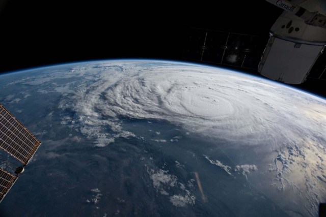 Fotografía del huracán Harvey tomada desde la Estación Espacial Internacional y facilitada por la NASA. 25 de agosto de 2017. NASA/vía REUTERS. ATENCIÓN EDITORES. ESTA IMAGEN HA SIDO ENTREGADA POR UN TERCERO.