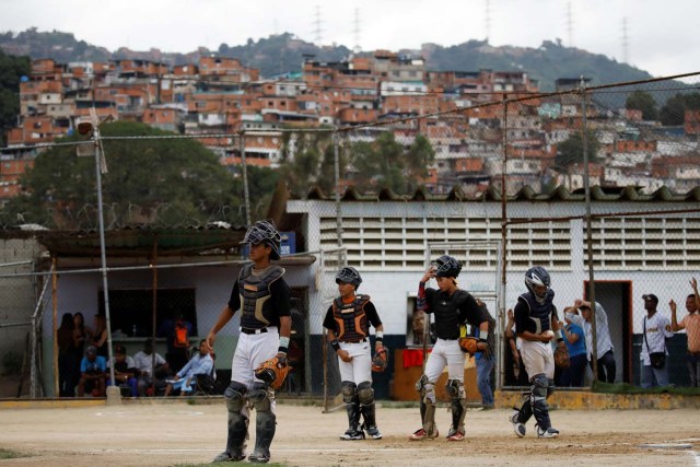 Rivaldo Avila (L) and teammates take part in a baseball showcase in Caracas, Venezuela August 25, 2017. Picture taken August 25, 2017. REUTERS/Carlos Garcia Rawlins
