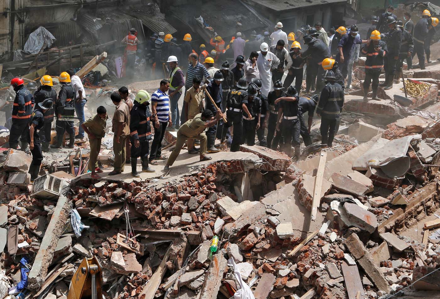 Al menos 18 muertos al derrumbarse un edificio en Bombay (fotos)