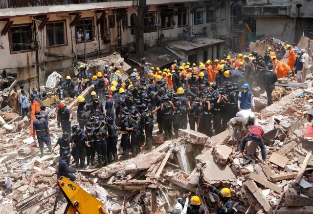 Firefighters and rescue workers search for survivors at the site of a collapsed building in Mumbai, India, August 31, 2017. REUTERS/Shailesh Andrade