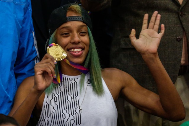 CAR310. CARACAS (VENEZUELA), 28/08/2017.- La campeona mundial de salto triple, la Venezolana Yulimar Rojas, posa con su medalla de oro durante una rueda de prensa hoy, lunes 28 de agosto de 2017, en Caracas (Venezuela). Yulimar Rojas se deshizo en elogios para su máxima adversaria en la pista, la colombiana Catherine Ibarguen, con quien mantiene una "sana rivalidad" y de quien ha aprendido pese a no haber recibido consejo alguno. EFE/Cristian Hernández