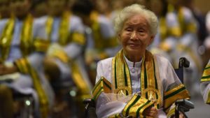 La tailandesa que consiguió el título universitario a los 91 años (Fotos)