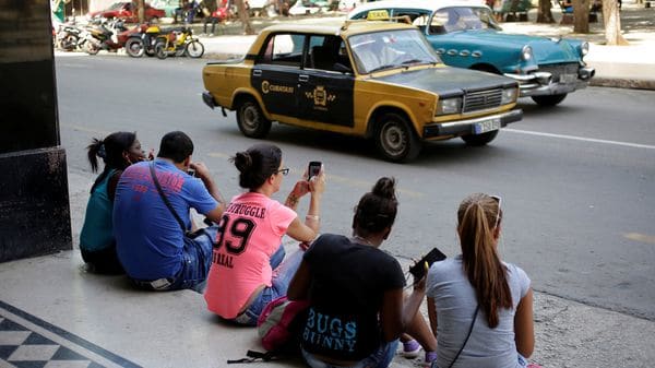 Cómo el régimen cubano desinforma a su pueblo sobre la crisis en Venezuela
