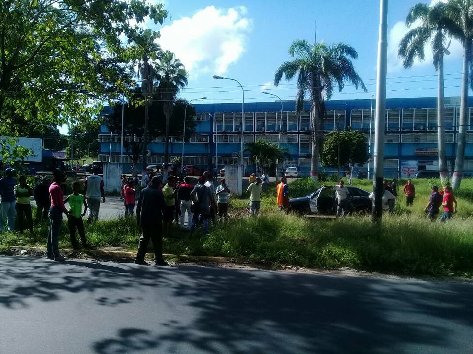 La escasez de medicinas lleva a enfermos de paludismo a protestar en la calle y bajo el sol