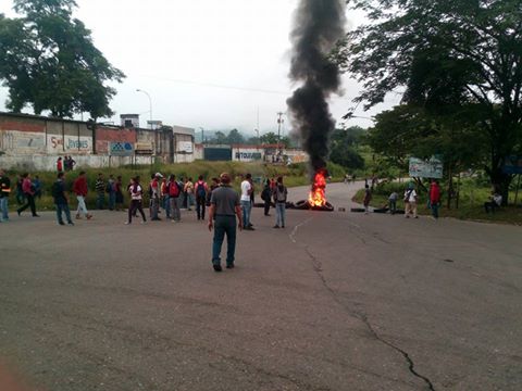 Foto: Protesta en Santa Teresa del Tuy por aumento del pasaje  / Cortesía 