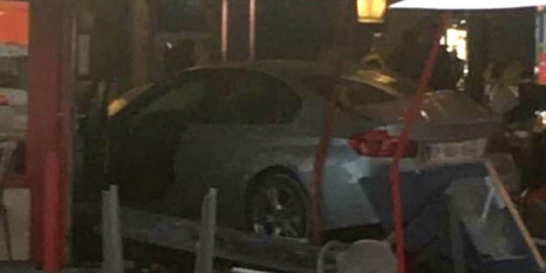 Un carro irrumpe en una pizzería cerca de París y deja una niña muerta