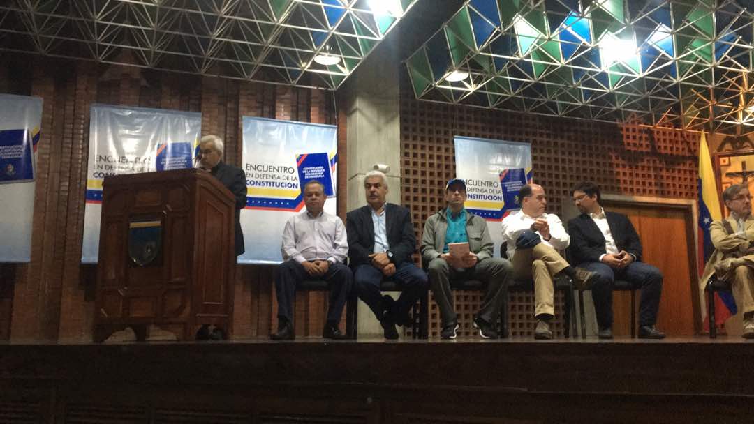 Chavismo y oposición se reunieron en defensa de la Constitución