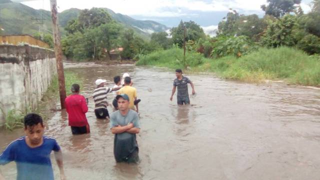 Afectados por la crecida del Río Caribe (Foto: Salvador Villalba)