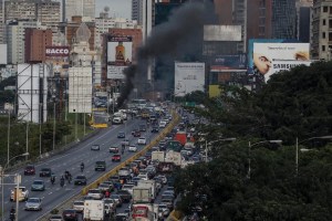 Camión recolector de basura se incendió en la autopista Francisco Fajardo #10Ago (Fotos y Videos)