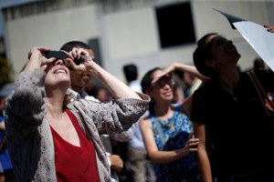 Con estos “filtros especiales” venezolanos observaron el eclipse solar (+FOTOS)