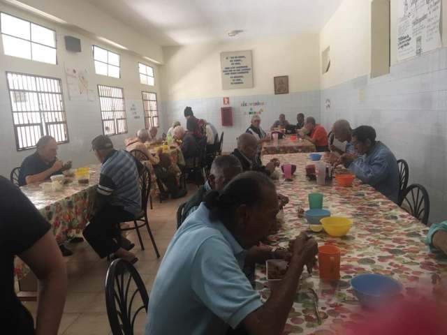 La fundación preparó almuerzos para los residentes del asilo (Foto: Sonrisas de Esperanza)